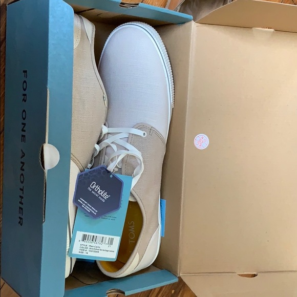 Super cute NWT Toms - Picture 2 of 4